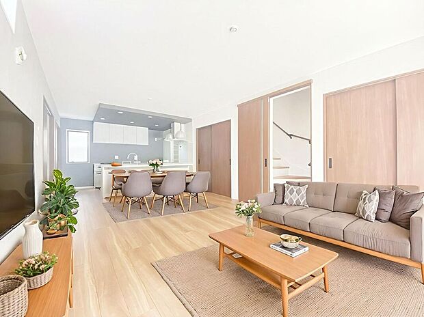 【家具設置イメージ画像】落ち着き、安らぐ色彩に包まれ、柔らかい光の中でほっと一息入れたくなりますね。リビング階段で、ご家族とのコミュニケーションも増える空間に。