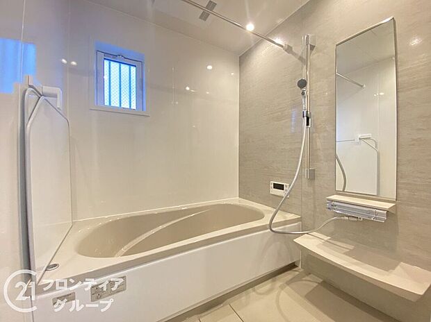 清潔感あふれるバスルームで、毎日の疲れを癒せます。明るく開放的な空間で、リフレッシュできるひとときをお楽しみください。