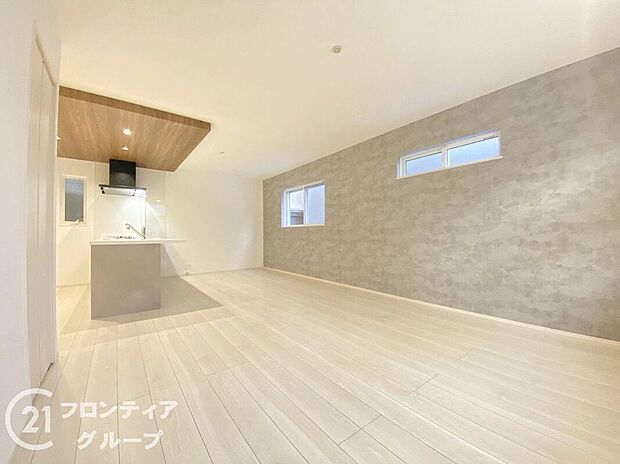 リビングは、シンプルでありながらも高級感のあるデザインです。キッチンからリビング全体を見渡せるので、お子様が遊んだり勉強している様子を見守りながら、一緒に過ごすことができます