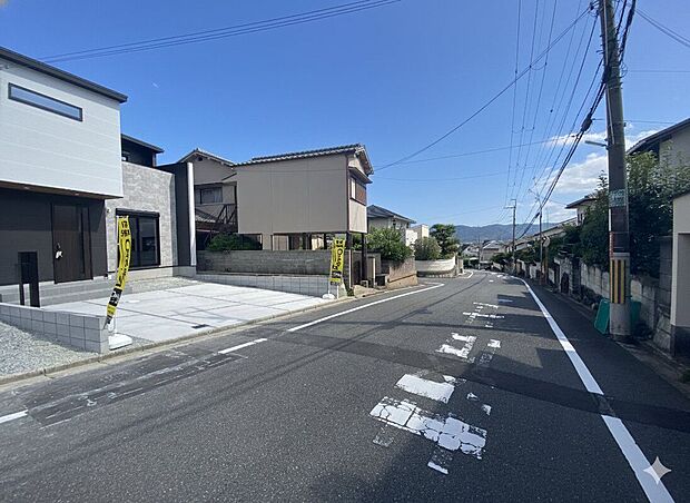 【前面道路含む外観】現地ご案内とともに住宅ローンのご相談も承ります!実際の道路幅や雰囲気は、ぜひ一緒に現地で確認いたしましょう