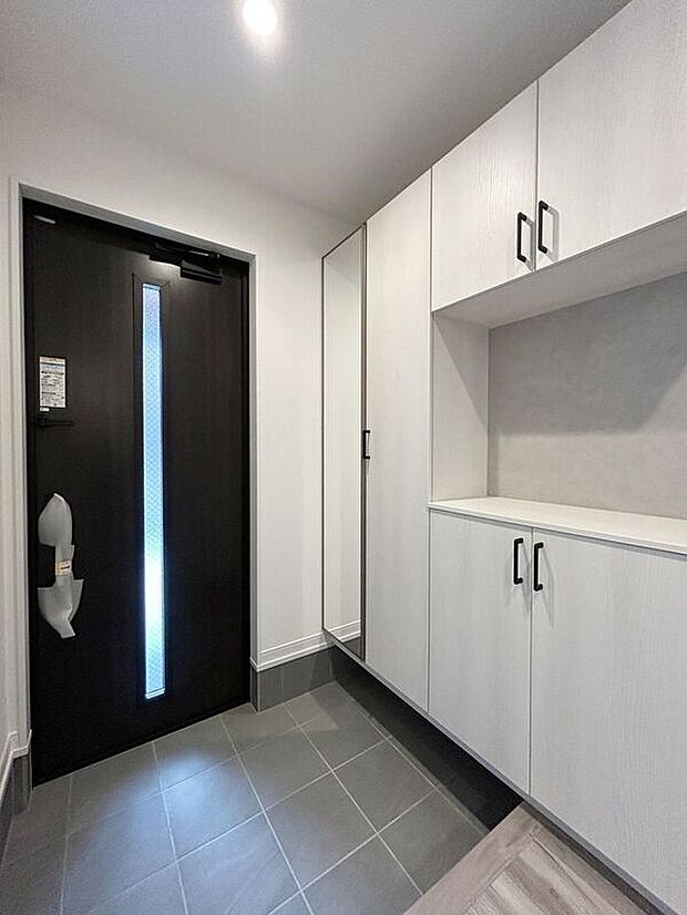 【玄関】玄関は収納も多くすっきりとした印象を与えます。色味もお家全体のテイストが反映されておりおしゃれです。