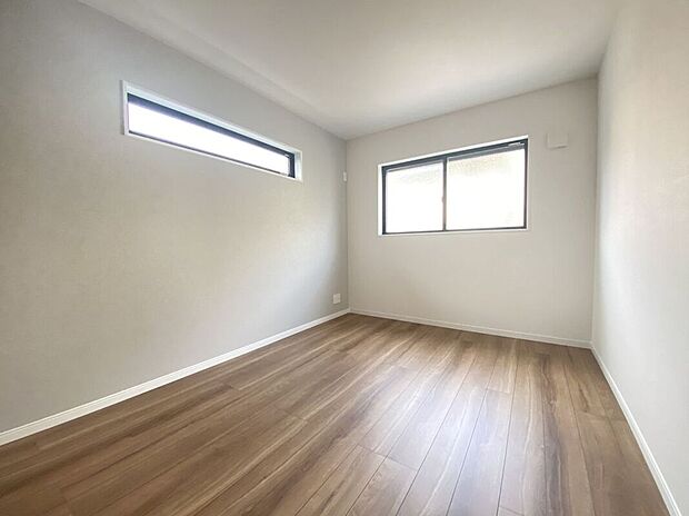 【寝室】明るい日差しが差し込む洋室は、リラックスできる空間です。広々としたスペースで、家具の配置も自由自在です。