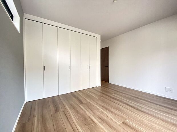 【子供部屋】洋室は、落ち着いた色合いのフローリングが特徴です。インテリアのアレンジが楽しめる、魅力的な空間です。