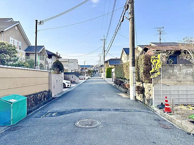 【前面道路含む外観】前道の様子です