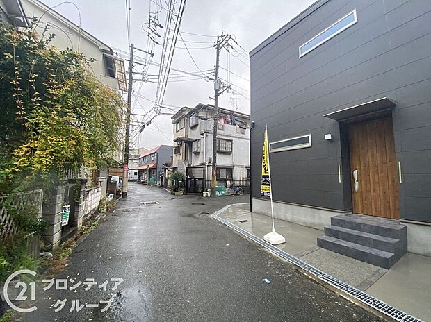 【前面道路含む外観】お家のご質問はお気軽にご相談下さい。