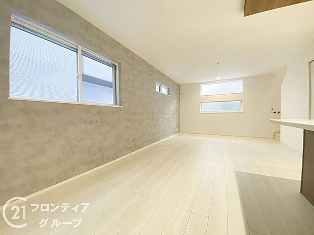 【リビング】リビングは、シンプルでありながらも高級感のあるデザインです。キッチンからリビング全体を見渡せるので、お子様が遊んだり勉強している様子を見守りながら、一緒に過ごすことができます