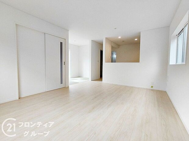 【リビング】LDKには大きな窓からたくさんの光が入り、明るく、開放的な空間を演出してくれます。お友達が遊びに来た時も自慢のリビングになりますね！