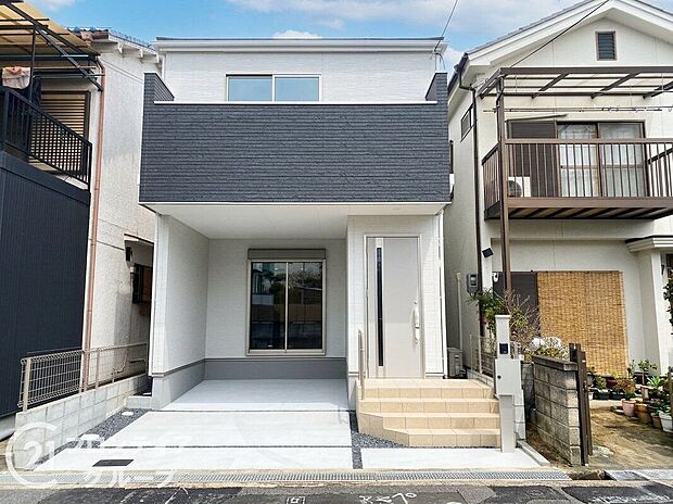 【外観】高級感漂う外観が、住む人に誇りを与える新築戸建てで、日々の生活を豊かにし、特別なひとときを提供します