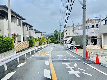 前面道路含む外観