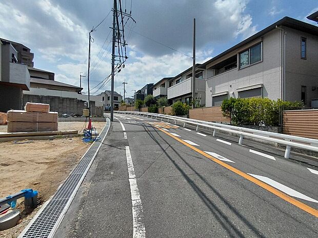 【前面道路含む外観】【現地前道】充実したアフターサポートで安心!当社は誠実に、丁寧に、お客様一人ひとりに永く安心してお住まいいただけるようなお付き合いをさせていただきます