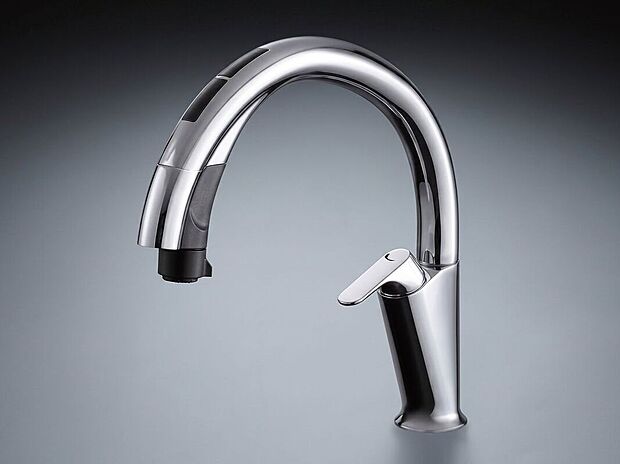 【その他設備】手をかざすだけで水が出るタッチレス水栓（ナビッシュハンズフリー）を採用しています。調理中で手が汚れている時でも、水栓を汚すことなく清潔に水を出したり止めたりできて大変便利です。水が広がる「ひろびろシャワー」を搭載しており、お皿や鍋などの洗い物もスピーディーに完了。毎日の家事負担を軽減します。美味しい水がいつでも飲める、浄水器ビルトイン型（カートリッジ付）なのも嬉しいポイントです。