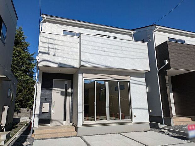 シンプルで洗練された外観が、住む人のセンスを引き立て、日々の生活に彩りを添える新築戸建てです