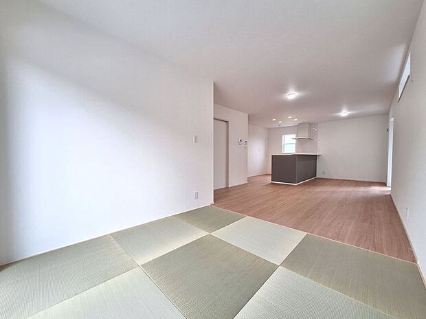 シンプルで美しいデザインのリビングは、お好みのインテリアにコーディネイトしやすく、家族がやすらぐ癒しの空間が作れますね。