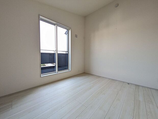 こちらのお部屋はバルコニーに面しており、日当たり、通風ともに良好です！お布団などもサッと干せて便利ですね！