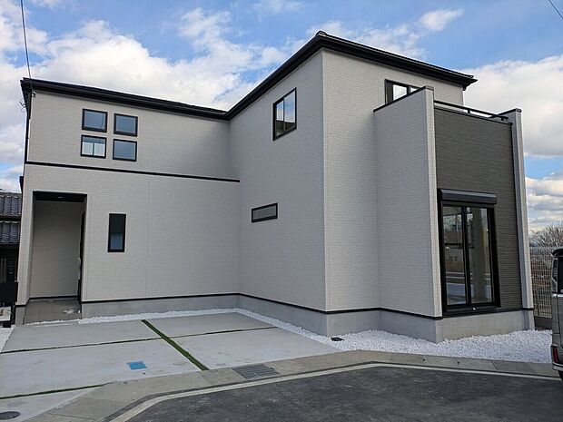 キレイが長持ちする高性能外観、雨で汚れを浮かして洗い流してくれます！