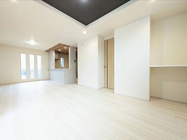 LDKには大きな窓からたくさんの光が入り、明るく、開放的な空間を演出してくれます。お友達が遊びに来た時も自慢のリビングになりますね！