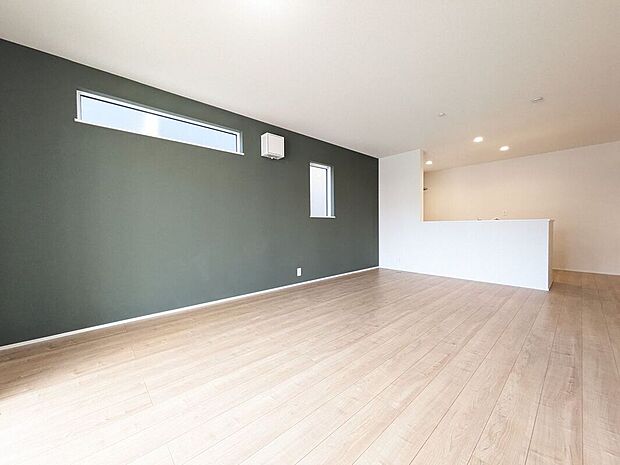 LDKには大きな窓からたくさんの光が入り、明るく、開放的な空間を演出してくれます。お友達が遊びに来た時も自慢のリビングになりますね！