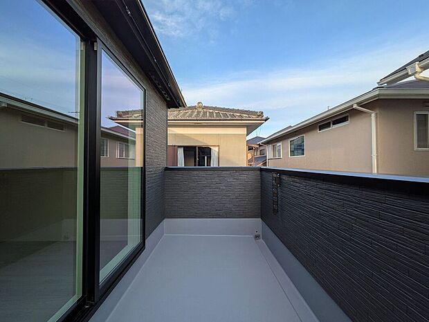 【バルコニー】日当たりの良いバルコニーは、お洗濯が多いときも安心!たくさん干してもカラっと乾きそうです!