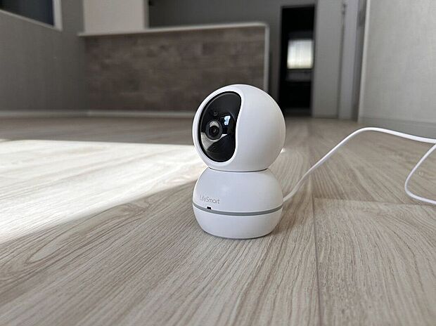 【その他】【施工例/見守りカメラ】お子様がおひとりでお留守番の時や、ペットを飼われているご家庭に人気があります。上下左右に動かせるので、見たい対象物が動いて画角の外に、ということも避けることができます。