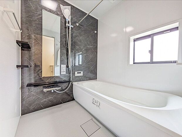 【バス】温めたお湯の熱を逃しにくい断熱浴槽!半身浴がしやすいベンチ型形状なので、お子様との入浴や、さまざまな入浴スタイルに便利です!