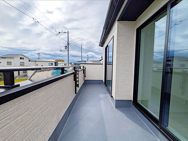 【バルコニー】広々としたバルコニーなので、お洗濯ものもたくさん干せますね