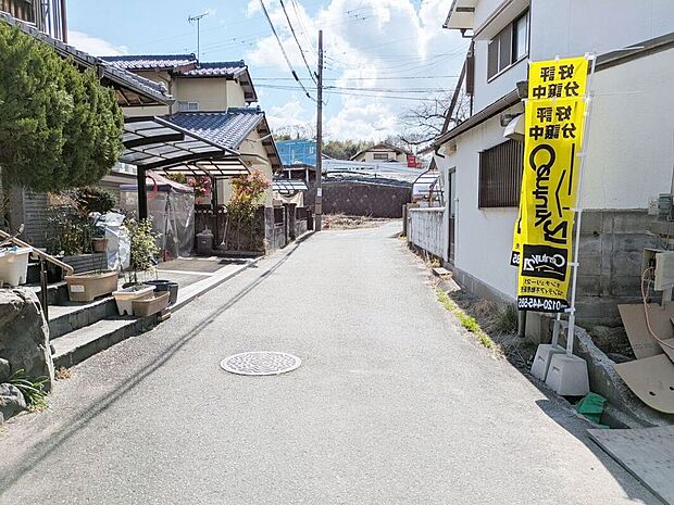 【前面道路含む外観】【現地写真】交通量が少なく、静かな前道で落ち着いた生活を提供します。広い道路で、駐車も楽々できる便利な立地です。