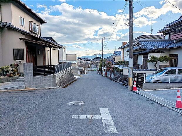 【前面道路含む外観】＼資金計画のお悩みお任せください！／最新FPシステムを使った資金計画のシミュレーションや専属のファイナンシャルプランナーがお金回りの整理をお手伝いします！住宅ローンもお任せ♪