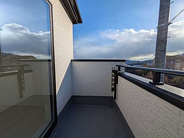 【バルコニー】広々としたバルコニーなので、お洗濯ものもたくさん干せますね