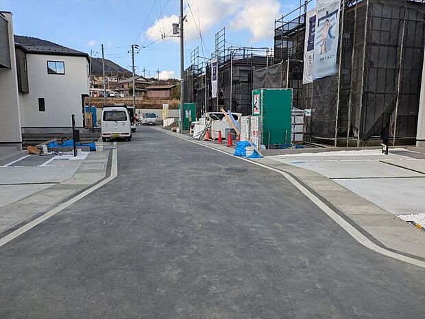 【前面道路含む外観】現地写真更新！現地ご案内とともに住宅ローンのご相談も承ります！実際の道路幅や雰囲気は、ぜひ一緒に現地で確認いたしましょう