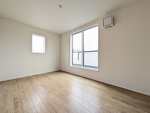 【寝室】こちらのお部屋はバルコニーに面しており、日当たり、通風ともに良好です！お布団などもサッと干せて便利ですね