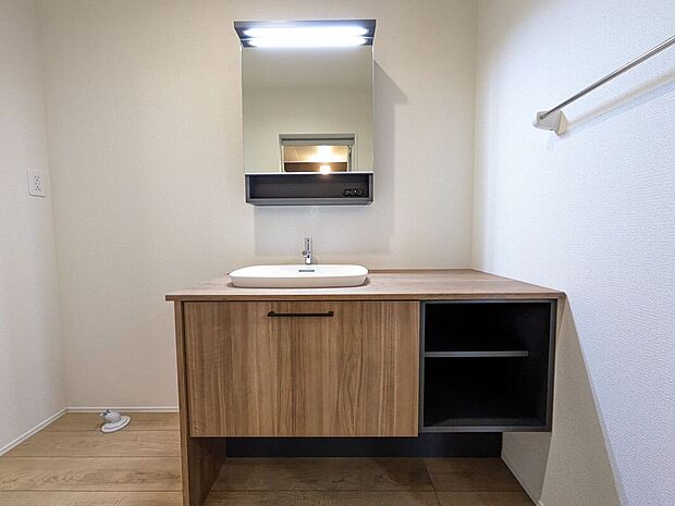 【洗面】収納たっぷりのキャビネットは、使いやすく清潔感のある洗面室に！