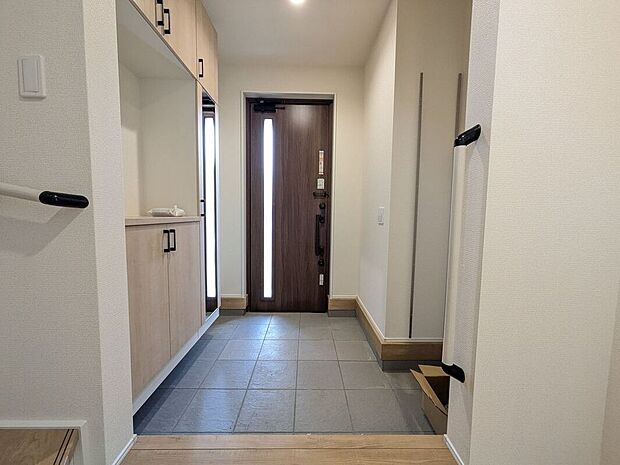 【玄関】玄関は防犯性の優れたダブルロックドアです！