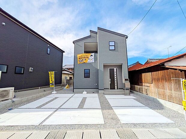 【駐車場】広々としたスペースで車の出し入れがスムーズに行えます。