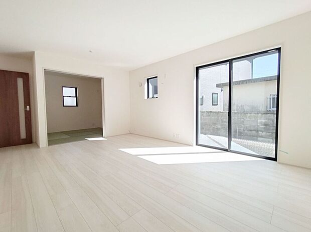 【リビング】LDKには大きな窓からたくさんの光が入り、明るく、開放的な空間を演出してくれます。お友達が遊びに来た時も自慢のリビングになりますね!