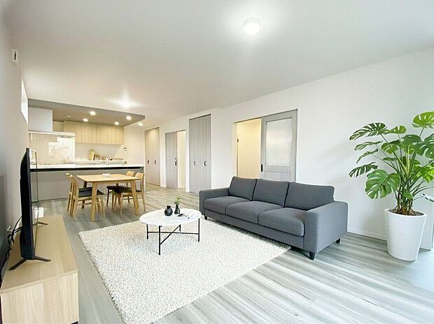 【家具設置イメージ図】リビングは、落ち着いた色合いのフローリングが特徴です。家族の時間を大切にする理想的な空間です。