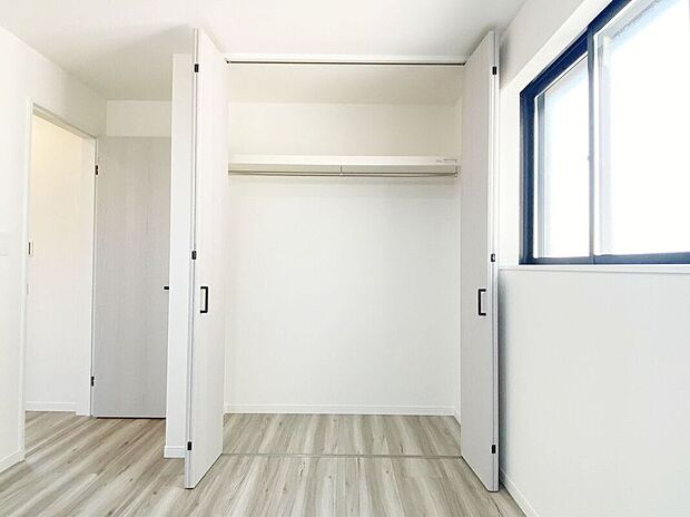 【収納】毎日の片付けがスムーズになる、使いやすい収納です。収納スペースが豊富にあるため、日常の物を効率よく整理整頓できます。片付けが楽しくなる工夫が満載で、快適な生活を実現します。