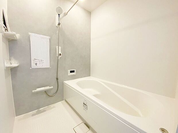 【バス】おしゃれなバスルームで、毎日のバスタイムが楽しみになります。デザイン性に優れた空間で、快適な生活をサポートします。