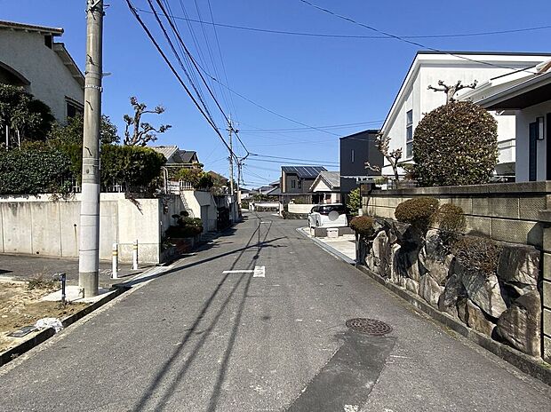 【前面道路含む外観】現地写真更新!センチュリーグループにて全国規模の表彰経験多数あり!当社が自信をもってお客様にピッタリの物件をご提案いたします【不動産のプロにお任せください!】