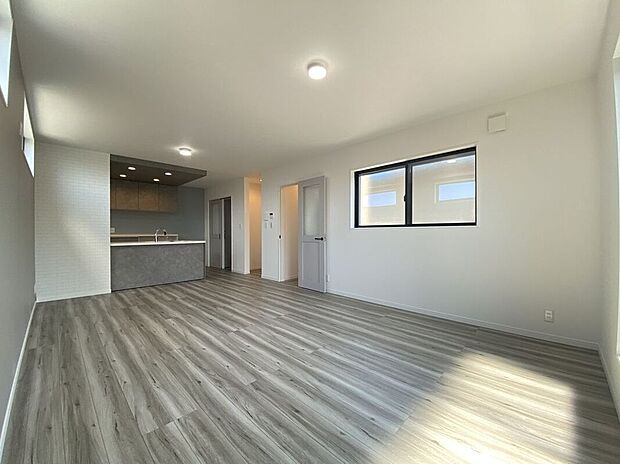 【リビング】外からの視線を遮りつつ、自然光を室内に取り込むハイサイドライトを採用したリビング。効率的に空気を循環させることができるのもメリットです。