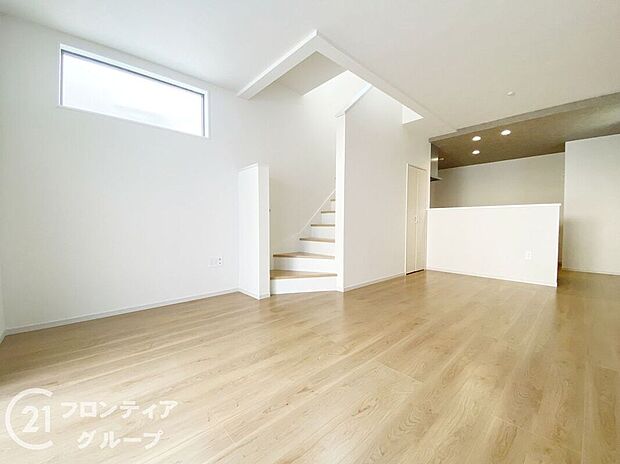 広々としたリビングで、明るい日が差し込みます!家族団らんの時間をゆったりと過ごせます!