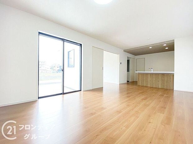 リビングは、広々とした空間で、家族や友人との時間を楽しむのにぴったりです。快適な居住空間を提供します。