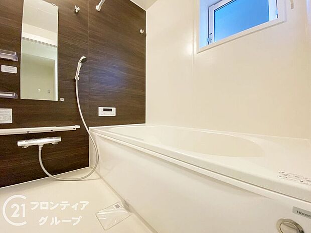 無駄を無くした新形状でしっかり節水。くつろぎの入り心地を実現した『らくエコ浴槽』を採用!床はクリーン床を採用しており、お風呂掃除が楽に行えます。