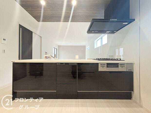 手荒れを防げる食洗器付きキッチン。食器洗いの時間を短縮して、家族の時間や趣味の時間にあてられます