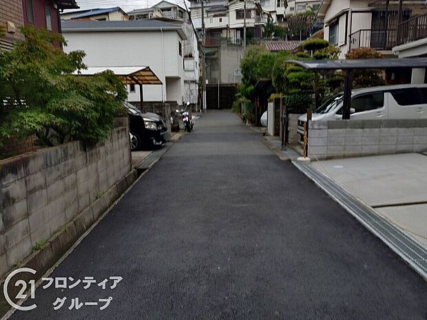 【前面道路含む外観】前道の様子です