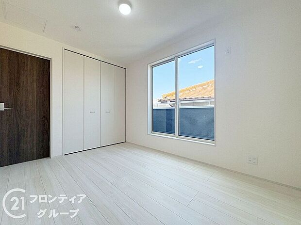 【寝室】室内はシンプルな仕様となっており、それぞれの好みに合わせたインテリアで、趣味に合わせてレイアウトしやすくなっております。