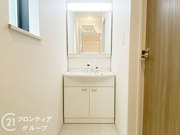 【洗面】ハンドシャワー付き洗面化粧台。曇り止めヒーター付きミラーの内側にはたっぷりの収納がついており、スタイリング剤や歯ブラシなどもたっぷり収納可能です！