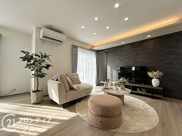 【リビング】【B12号棟】リビング奥にはフリーコーナーあり。リモートワークや、お子様の宿題スペースにも。家族と近くの空間でありながら、集中できる空間が嬉しいですね。