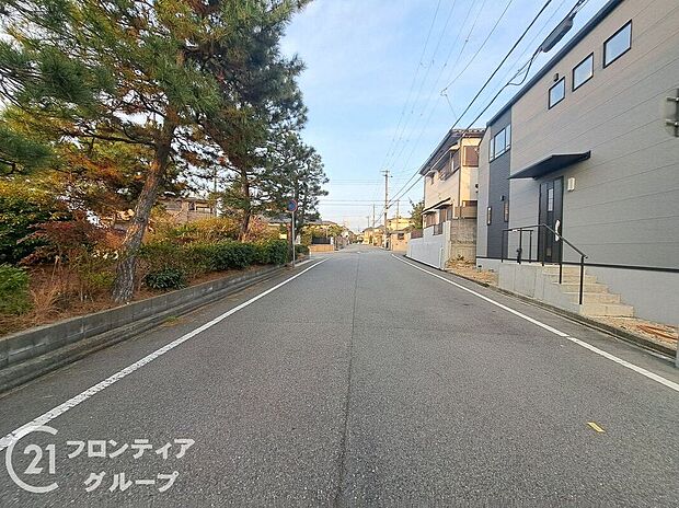 【前面道路含む外観】お家のご質問はお気軽にご相談下さい。