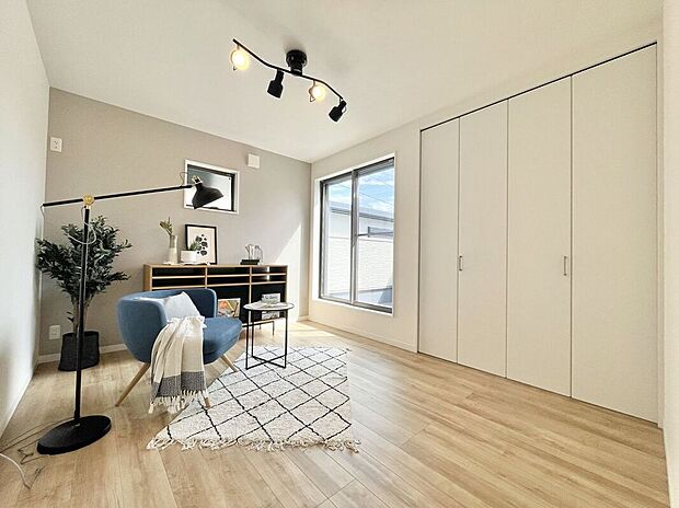 【同仕様画像　（その他内観）】【施工例／洋室】ミルキーホワイトなどの淡い色を軸にし、やわらかな雰囲気を持つ安らぐスタイル。