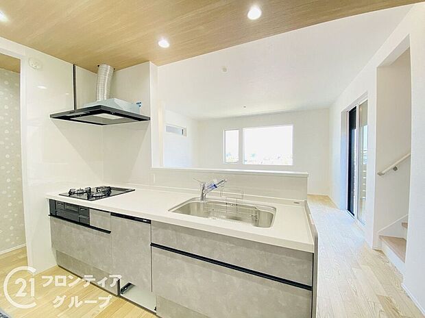 【キッチン】カウンターキッチンは、家族やゲストとの会話を楽しみながら料理ができる、心地よい空間です。